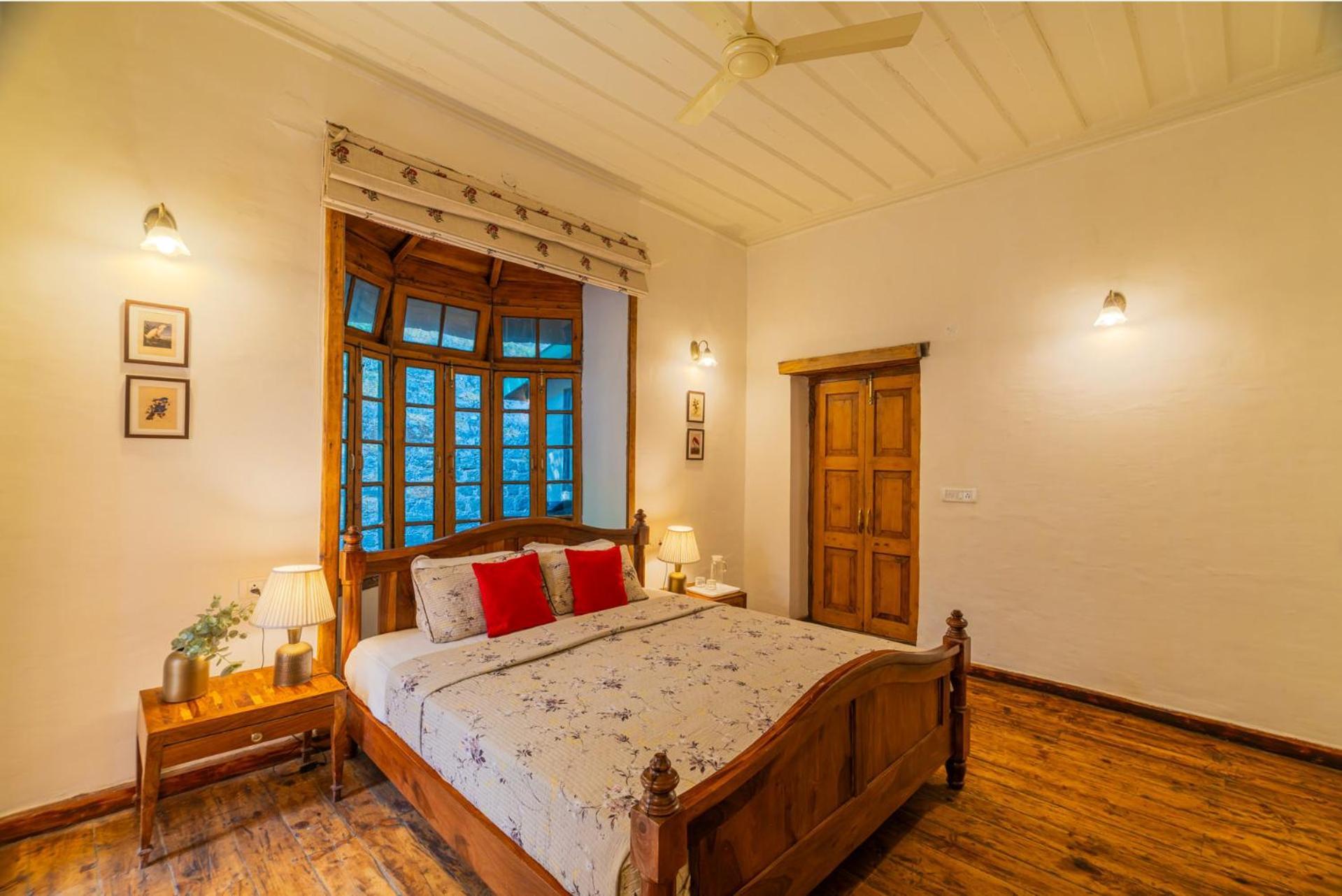 Stayvista At Paris Villa With Pvt Pool & Valley View Kasauli Eksteriør bilde