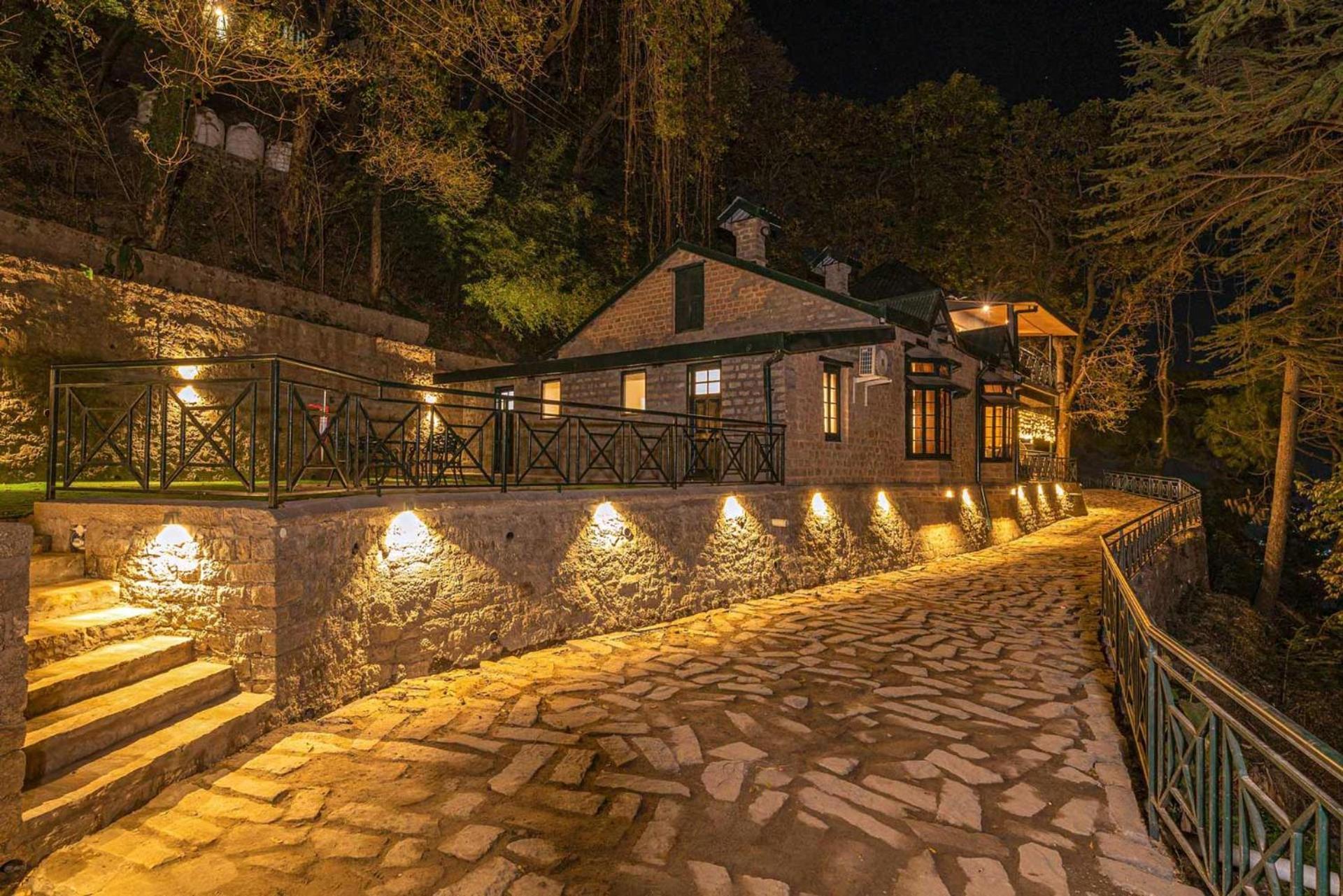 Stayvista At Paris Villa With Pvt Pool & Valley View Kasauli Eksteriør bilde